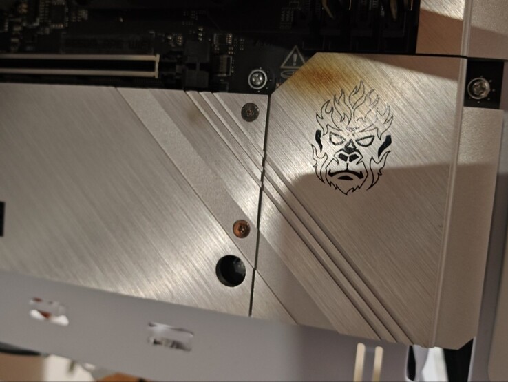 La marca de quemadura en la placa base por el incendio de la GPU.