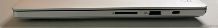 Lado derecho: lector de tarjetas SD (UHS-II), USB-A 3.2 Gen 2 (10 GBit/s), USB-C 3.2 Gen 2 (10 GBit/s, modo alternativo DisplayPort 2.1, Power Delivery 3.0)