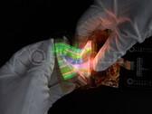 La pantalla micro-LED estirable de Royale puede soportar bastante abuso. (Fuente de la imagen: Royale)
