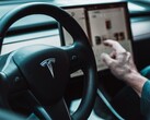 Tesla afirma que sus funciones de conducción automatizada hacen que sus vehículos sean más seguros y cómodos. (Fuente de la imagen: Tesla)