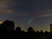 Una imagen que muestra el cometa Neowise durante su paso cercano al sol. (Fuente de la imagen: TheOtherKev - Pixabay)