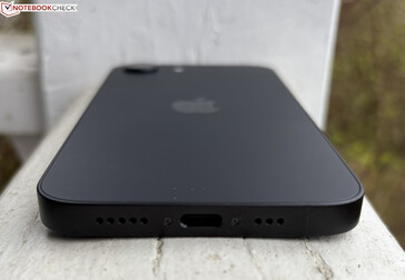 Parte inferior: micrófonos, USB-C 2.0, altavoces