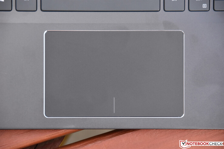 Nos gusta el touchpad grande, pero no estamos enamorados de los botones integrados.