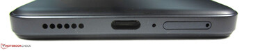 En la parte inferior: ranura dual-sim, micrófono, USB-C 2.0, altavoz