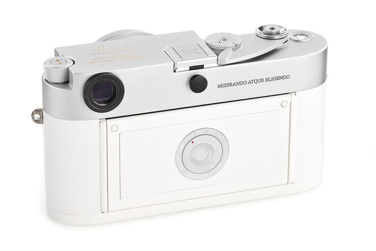 El telémetro Leica "Papa Francisco" M-A de 35 mm lleva grabado el lema de Su Santidad el Papa Francisco, "humilde pero elegido". (Fuente de la imagen: Leica)