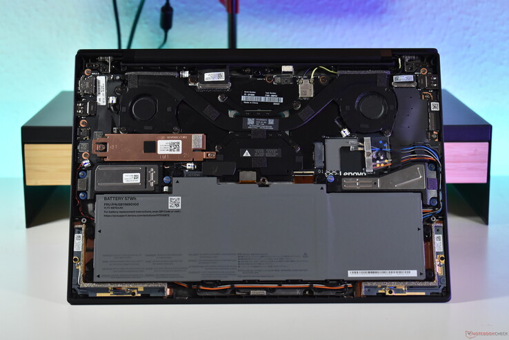 Lenovo ThinkPad X1 Carbon Gen 13: Versión de aluminio con antenas 5G/WWAN.