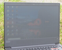 El ThinkPad al aire libre (bajo un cielo nublado).