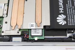 La unidad SSD M.2 se puede mover desde debajo de la tubería de calor para mejorar