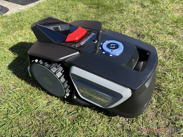 El Sunseeker V1 se dirige hacia el borde del césped...