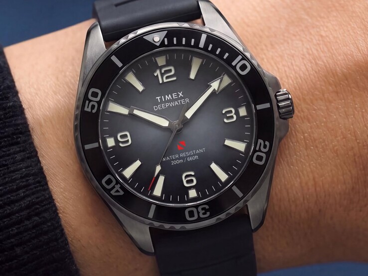 Reloj de buceo Timex Deepwater Arctic 200 con esfera con degradado ahumado, bisel de cerámica negra, índices horarios luminiscentes y correa de caucho negro, mostrado en una muñeca.