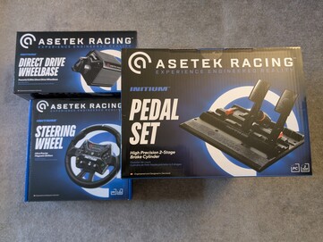 Embalaje de venta al público Asetek Initium Racing Bundle.