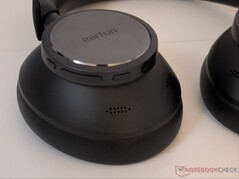 Controles físicos en el auricular derecho.
