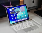 iPad Pro M5 colocado sobre un escritorio con un Magic Keyboard blanco y Apple Pencil. (Fuente de la imagen: Notebookcheck)