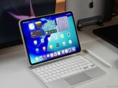 iPad Pro M5 colocado sobre un escritorio con un Magic Keyboard blanco y Apple Pencil. (Fuente de la imagen: Notebookcheck)