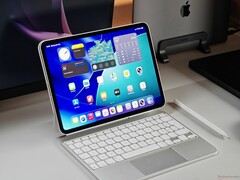 iPad Pro M5 colocado sobre un escritorio con un Magic Keyboard blanco y Apple Pencil. (Fuente de la imagen: Notebookcheck)