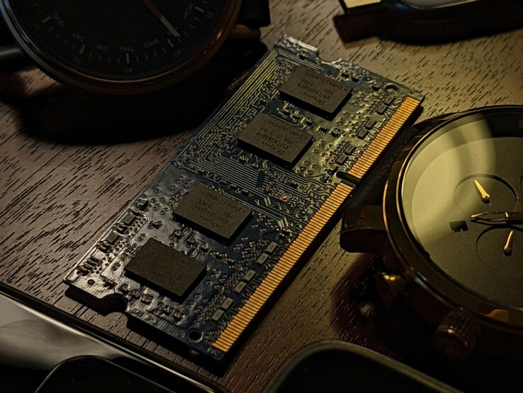 Módulo RAM sobre un escritorio de madera (Fuente de la imagen: Obi Onyeador/Pexels)