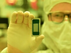 Un procesador Intel de última generación de la familia Panther Lake, sostenido por un trabajador de la fábrica. (Fuente de la imagen: Intel)