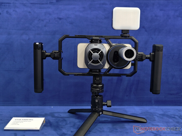 El Vivo X300 Pro dentro de la jaula de la cámara del X300 Ultra.