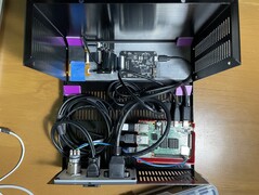 El circuito interno mostrando la Raspberry Pi 4B en el corazón de todo (Fuente de la imagen: Rodmg vía Hackaday)