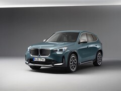 El BMW iX1 eDrive20 es un modelo más económico de la gama iX1. (Fuente de la imagen: BMW)