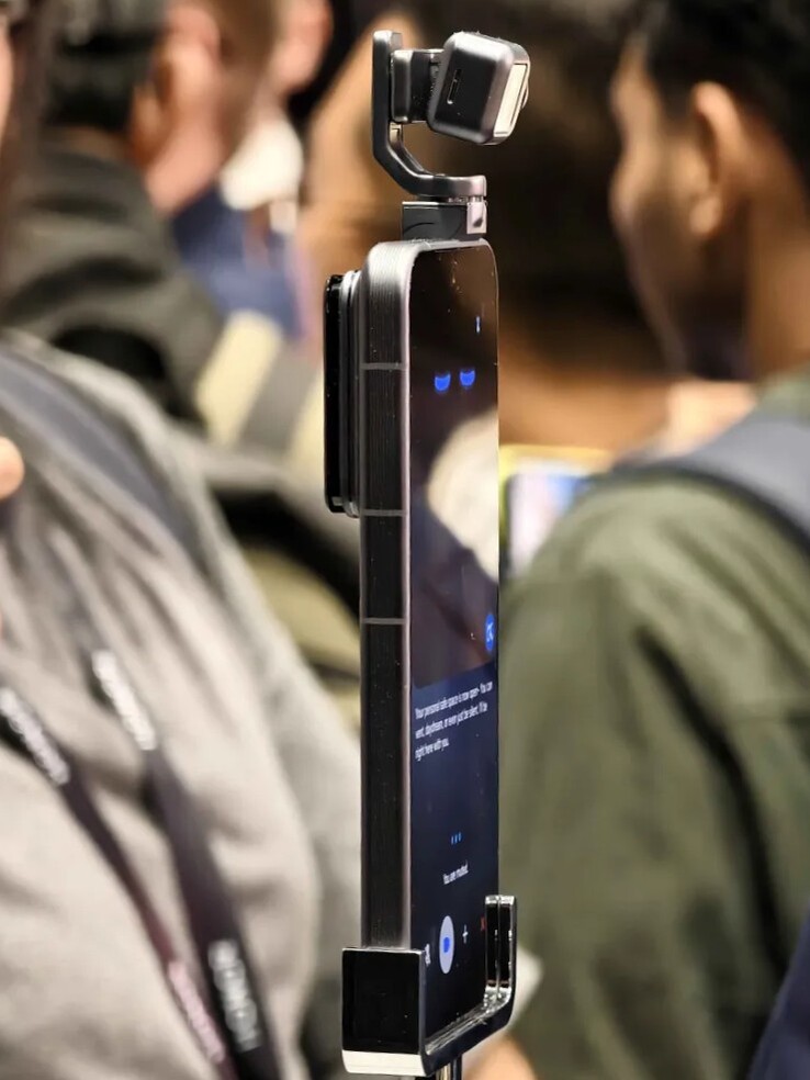 La cámara cardán de 3 ejes del teléfono robot Honor desplegada para su uso.