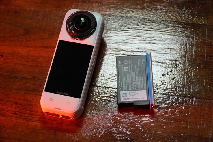 La Insta360 X5 cuenta con una batería de 2.400 mAh (Fuente de la imagen: Abhinav Fating/Notebookcheck)