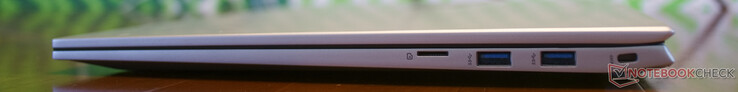 microSD; 2 USB 3.2 Gen 1 (Tipo-A); ranura de bloqueo de cable (bloqueo Kensington delgado)