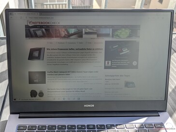 Honor MagicBook 14 al aire libre (sol por detrás del portátil)