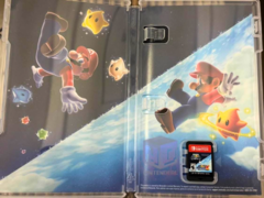 La ilustración interior con el cartucho para Switch del paquete Super Mario Galaxy 1+2 (fuente de la imagen: ForeverPhysical X)