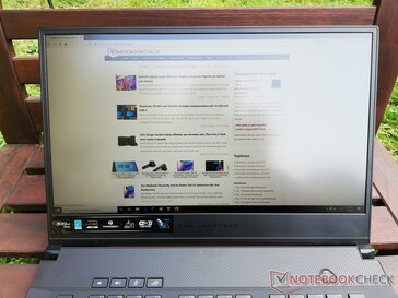 Asus Zephyrus S15 en el uso al aire libre