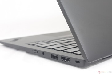Toda la superficie del portátil, incluyendo el teclado y el clickpad, es un imán para las huellas dactilares