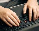Manos escribiendo en el teclado de un portátil, imagen simbólica de Anthropic Claude Haiku 5.5