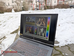 Pantalla tenue del Acer Nitro V 17 al aire libre
