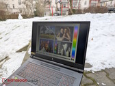 Pantalla tenue del Acer Nitro V 17 al aire libre