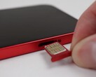 En el kit de actualización se incluye una bandeja SIM doble de color a juego (Imagen: Hugh Jeffreys)