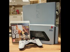 Una "PS3 Slim Pro" personalizada y hecha a mano con el logotipo del 30º aniversario junto a un mando DualShock 3 y una carcasa de The Last of Us. (Fuente de la imagen: Fun-Equivalent-7785 vía Reddit / r/PS3)