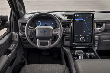Los propietarios del Ford F-150 Lightning Flash también se beneficiarán o tendrán que conformarse con una pantalla central de infoentretenimiento táctil de 15 pulgadas, aunque Ford no ha abandonado por completo los mandos físicos. (Fuente de la imagen: Ford)