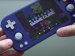 Una toma práctica del Anbernic RG476H en su opción de color inspirada en Gamecube. (Fuente de la imagen: Retro Game Corps)