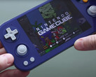 Una toma práctica del Anbernic RG476H en su opción de color inspirada en Gamecube. (Fuente de la imagen: Retro Game Corps)
