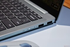Lenovo IdeaPad Vibe: Puertos del lado derecho.