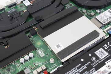 Las dos ranuras SODIMM están protegidas por un escudo de aluminio