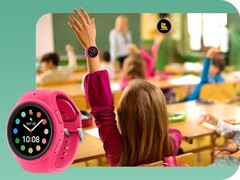 El Pearson Revibe para estudiantes, en la imagen con un aula de fondo, no es más que un Galaxy Watch 7 modificado. (Fuente de la imagen: Samsung) 