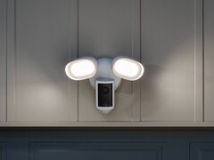 La Ring Floodlight Cam Pro (en la imagen) es una de las cuatro nuevas cámaras de seguridad 4K. (Fuente de la imagen: Ring)