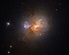 Una imagen que muestra la galaxia enana con brote estelar Henize 2-10.