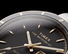 Primer plano del Timex Waterbury Heritage Automatic con esfera negra, en el que se aprecian sus agujas facetadas y luminiscentes, los índices horarios, el indicador de día y fecha y el bisel negro.