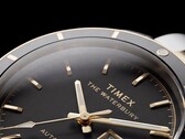 Primer plano del Timex Waterbury Heritage Automatic con esfera negra, en el que se aprecian sus agujas facetadas y luminiscentes, los índices horarios, el indicador de día y fecha y el bisel negro.