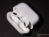 Los AirPods Pro 2 podrían parecerse a un cruce entre su predecesor y los AirPods 3. (Fuente de la imagen: NotebookCheck)
