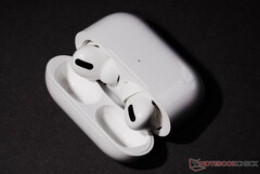 Los AirPods Pro 2 podrían parecerse a un cruce entre su predecesor y los AirPods 3. (Fuente de la imagen: NotebookCheck)