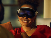 Apple Se dice que Vision Pro es bastante pesada hasta el punto de que incluso se han registrado dolores y jaquecas. (Fuente: Apple)