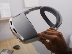 Auriculares Samsung Galaxy XR. (Fuente de la imagen: MKBHD en YouTube, captura de pantalla)